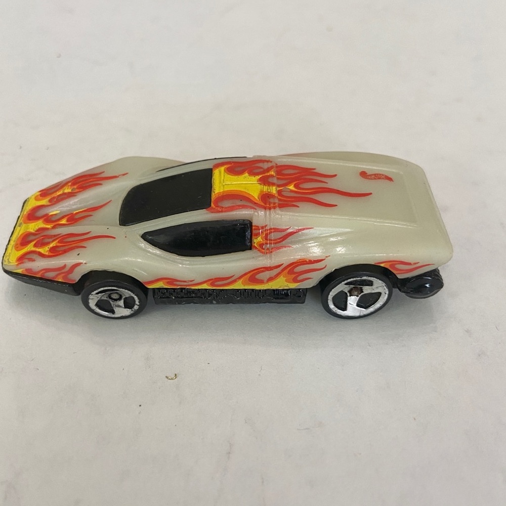 Vintage Hotwheels-Mattel Inc. 1974 glow in the dark (Silver Bullet)